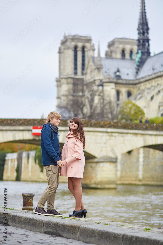 Dating couple near Notre-Dame de Paris