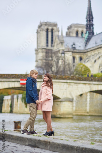 Dating couple near Notre-Dame de Paris © Ekaterina Pokrovsky