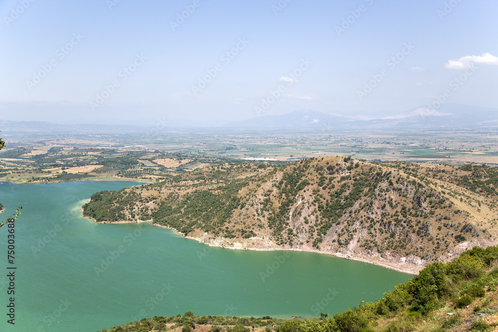 Турция. Вид с акрополя  Пергама: горы и водохранилище