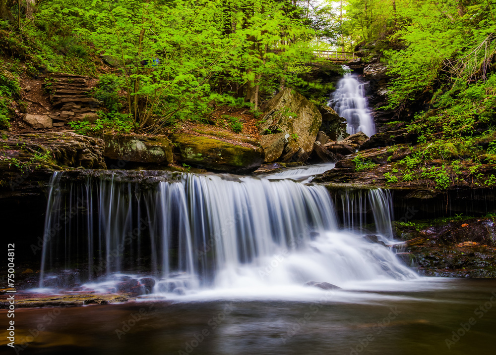 Obraz premium Ozon spada na Kitchen Creek w Glen Leigh w stanie Ricketts Glen