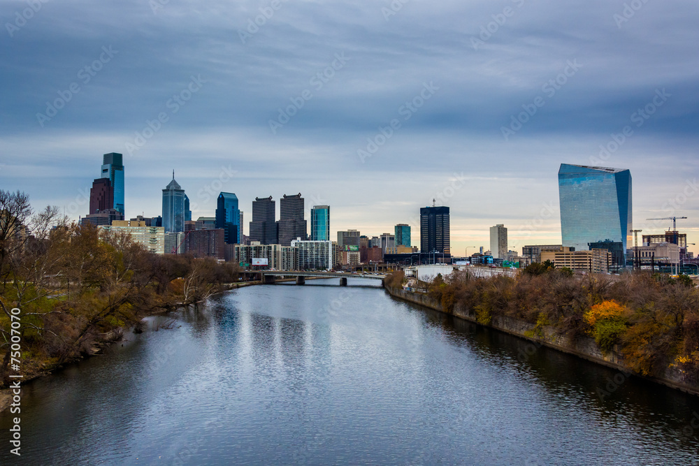 Obraz premium The Schuylkill River and skyline in Philadelphia, Pennsylvania.