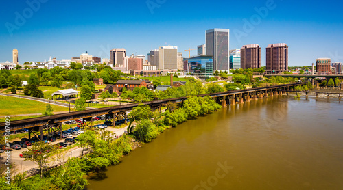 Fotografiet The skyline and James River in Richmond, Virginia.