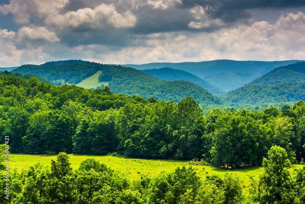 Φωτογραφία View of mountains in the Potomac Highlands of West Virginia.