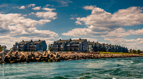 Foto Waterfront condos and a jetty in Point Pleasant Beach, New Jerse