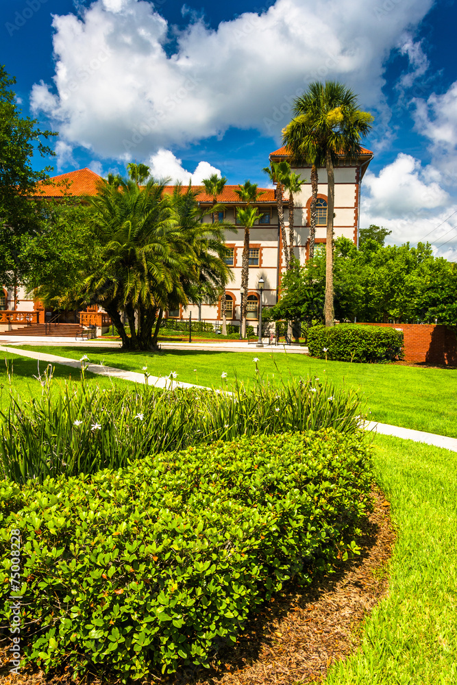 Obraz premium Building and bushes at Flagler College, St. Augustine, Florida.
