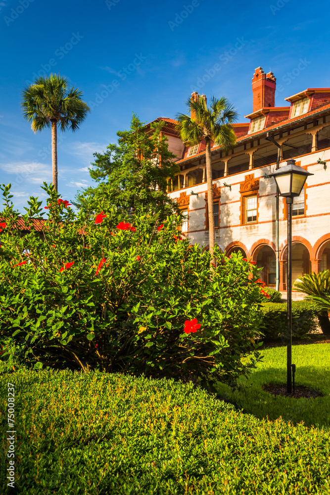 Naklejka premium Bushes and building at Flagler College, in St. Augustine, Florid
