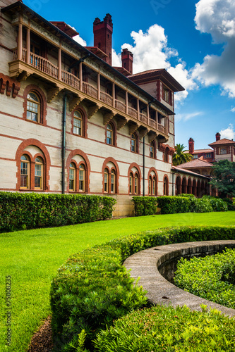 Wallpaper Mural Building and bushes at Flagler College, St. Augustine, Florida. Torontodigital.ca