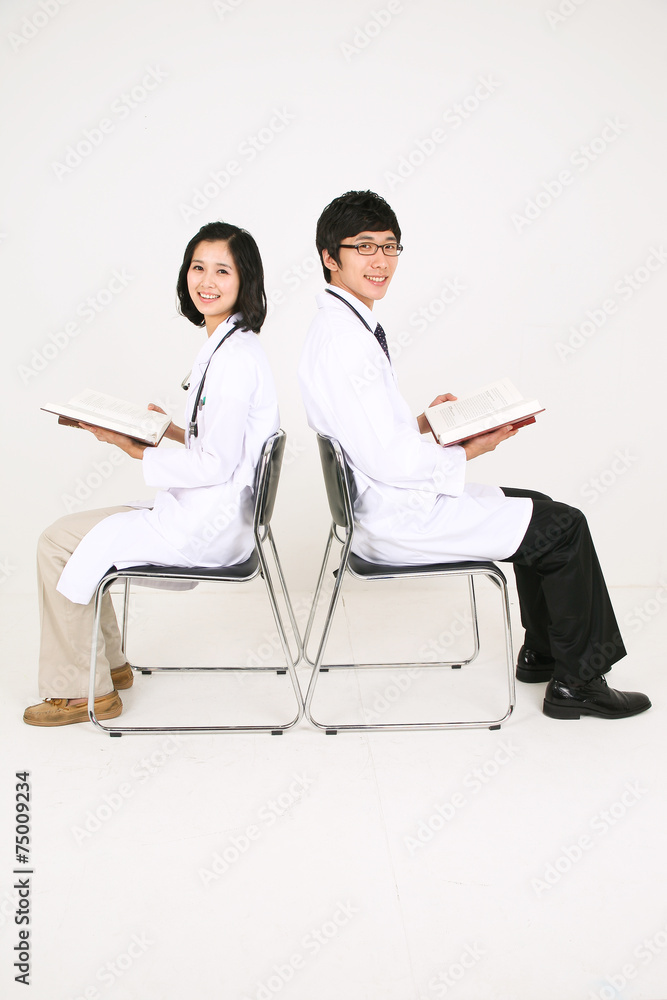 스튜디오 안의 의사선생님과 병원 환자 스튜디오 안의 의사선생님과 병원 환자
