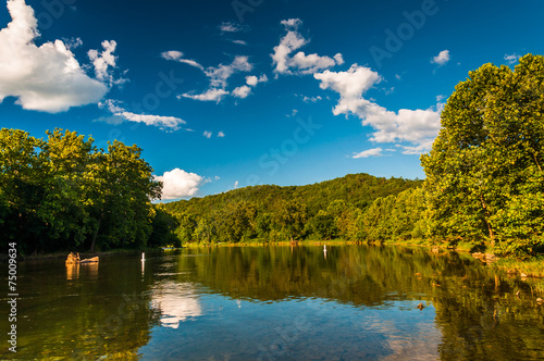 Fotografi Looking north on the Shenandoah River from the Low Water Bridge,