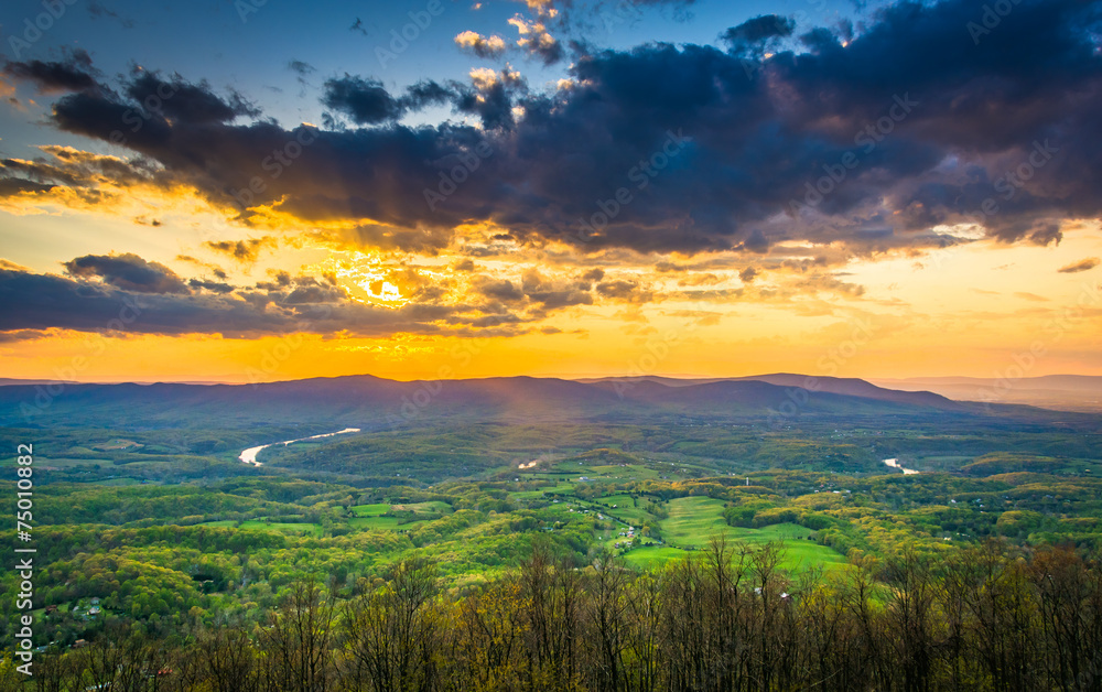 Sunset over the Shenandoah Valley from Skyline Drive in Shenando Sunset over the Shenandoah Valley from Skyline Drive in Shenando