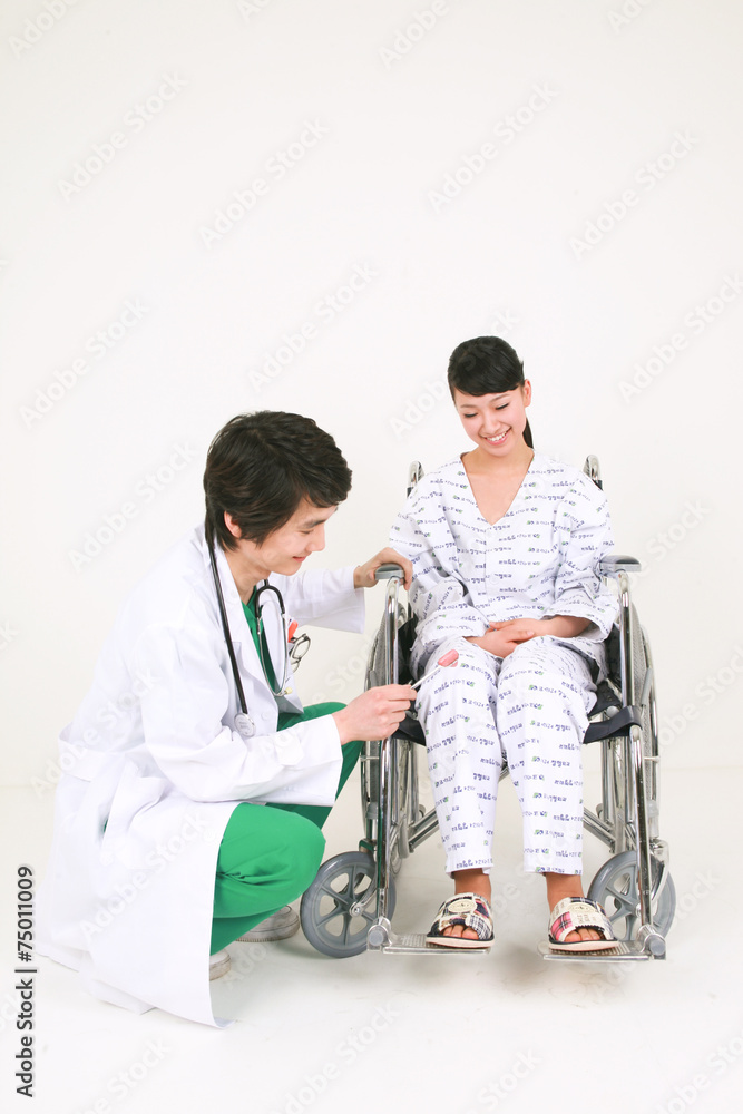 Fototapeta premium 스튜디오 안의 의사선생님과 환자