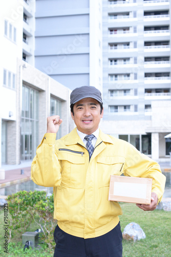 Wallpaper Mural 荷物を運ぶ笑顔の男性 Torontodigital.ca