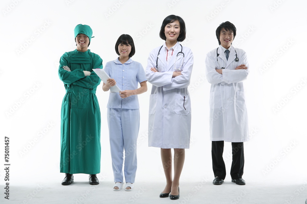 스튜디오 안의 의사가운을 입은 의사와 수술복을 입은 의사 스톡 사진 | Adobe Stock