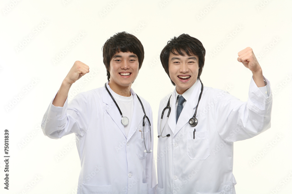 스튜디오 안의 의사가운을 입은 의사와 수술복을 입은 의사 스튜디오 안의 의사가운을 입은 의사와 수술복을 입은 의사