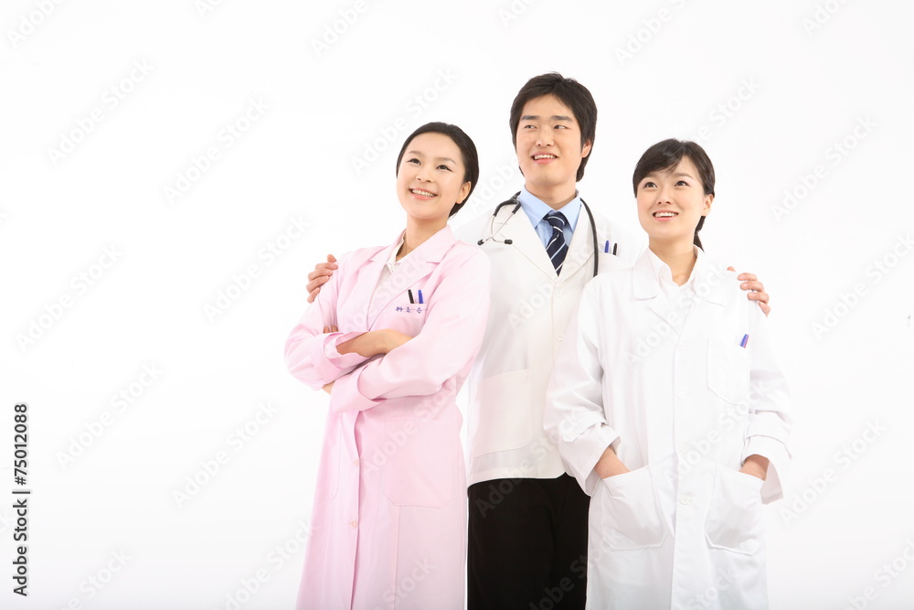 스튜디오 안의 의사가운을 입은 의사와 간호사 스튜디오 안의 의사가운을 입은 의사와 간호사