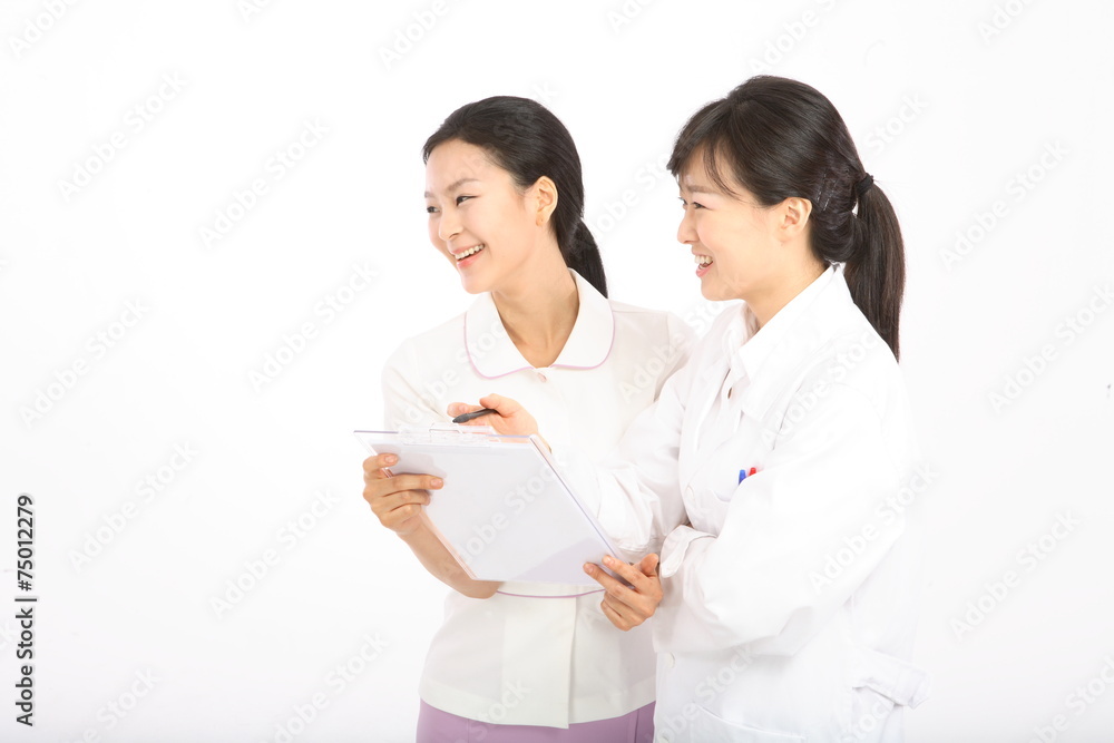 스튜디오 안의 의사가운을 입은 의사와 간호사 스튜디오 안의 의사가운을 입은 의사와 간호사
