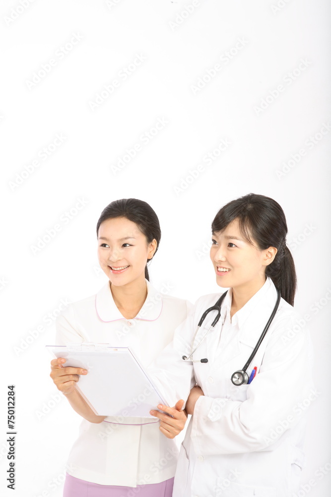 스튜디오 안의 의사가운을 입은 의사와 간호사 