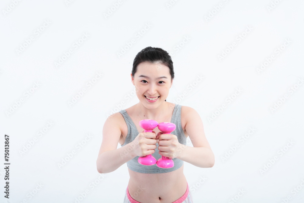 스튜디오 안의 다이어트하는 젊은 여성