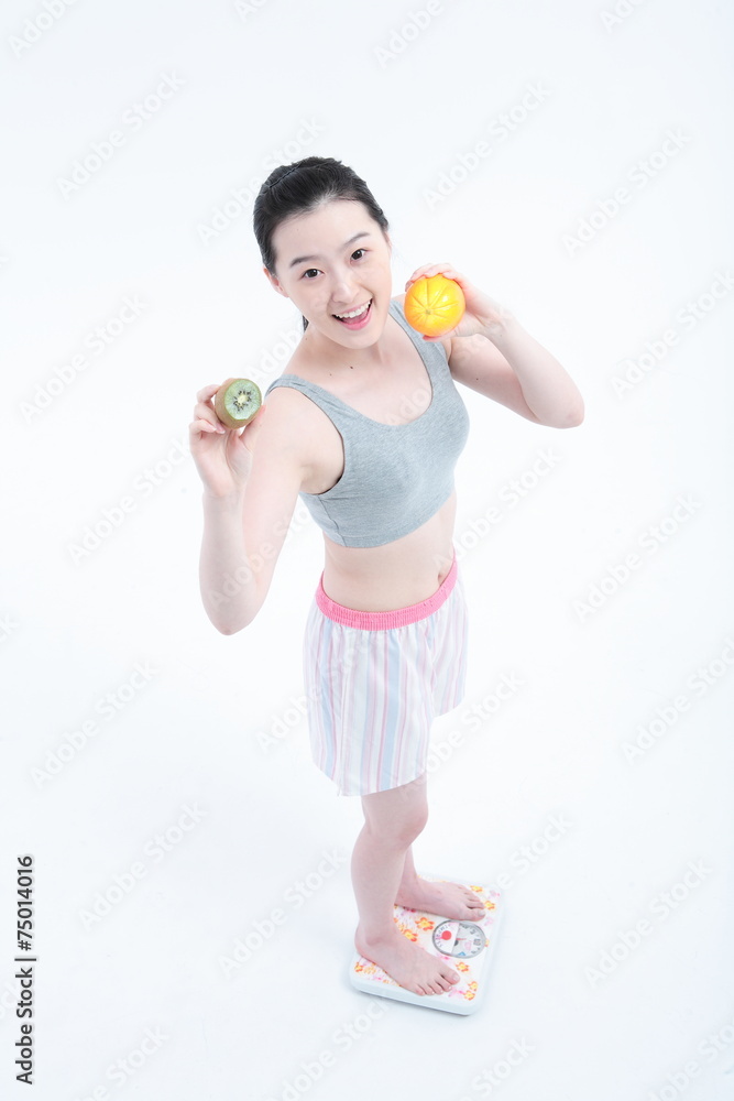 스튜디오 안의 다이어트하는 젊은 여성