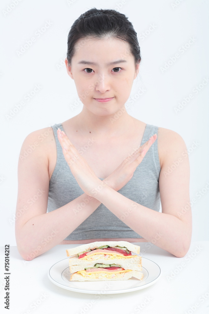 스튜디오 안의 다이어트하는 젊은 여성