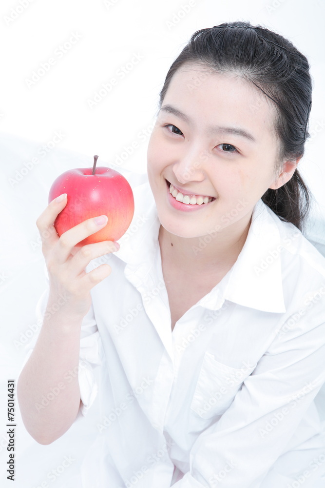 스튜디오 안의 다이어트하는 젊은 여성