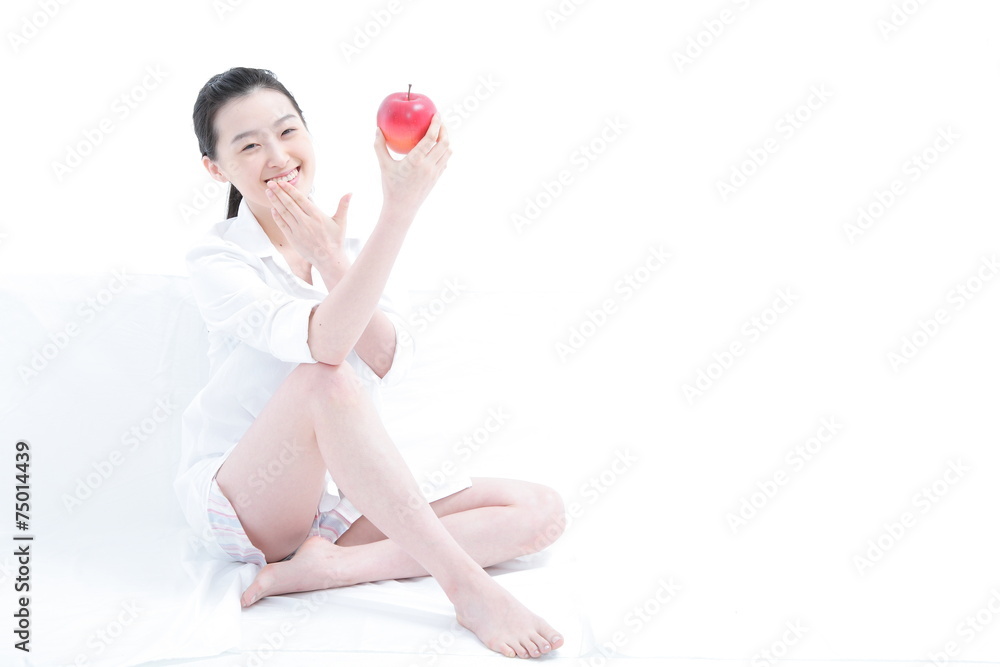 스튜디오 안의 다이어트하는 젊은 여성