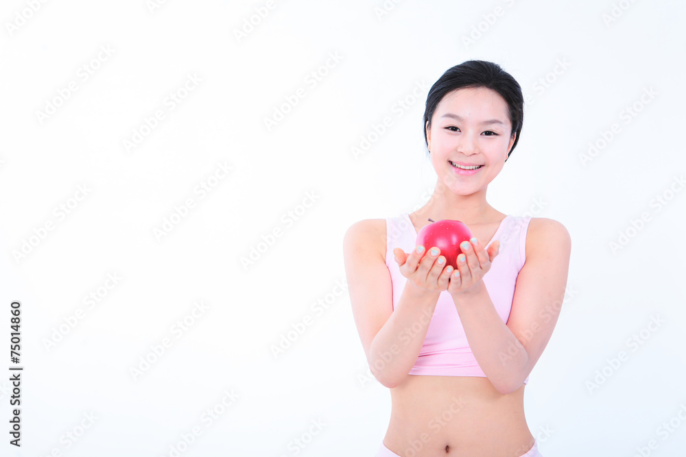 스튜디오 안의 다이어트하는 젊은 여성