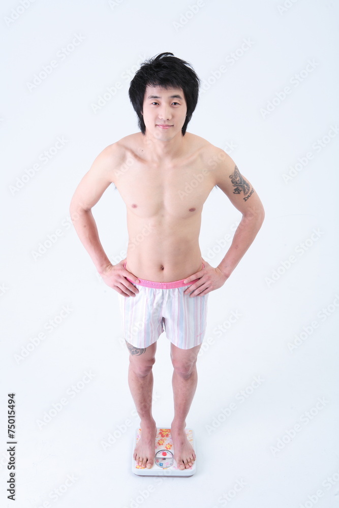 Fototapeta premium 스튜디오 안의 다이어트 하는 젊은 남성