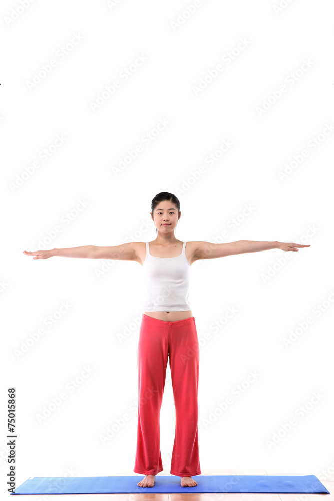 요가 하는 젊은 동양 여성 요가 하는 젊은 동양 여성