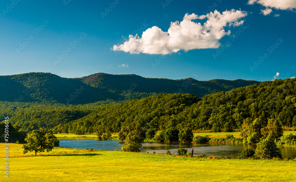 Obraz premium View of the Shenandoah River and Massanutten Mountain, in the Sh
