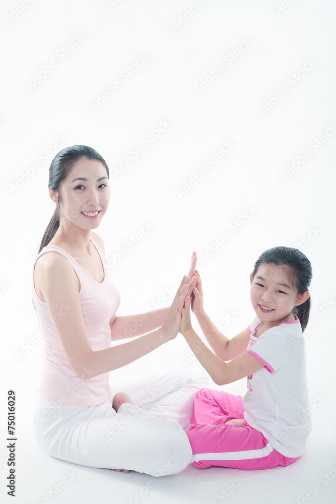 요가 하는 젊은 여성과 여자 아이 요가 하는 젊은 여성과 여자 아이