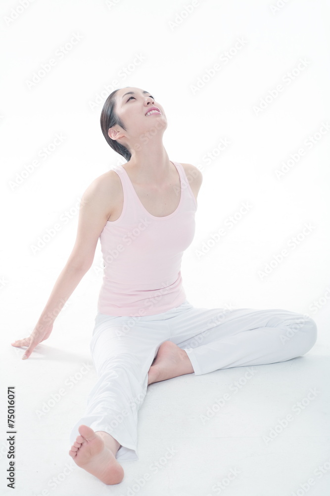 요가 하는 젊은 여성과 여자 아이 요가 하는 젊은 여성과 여자 아이
