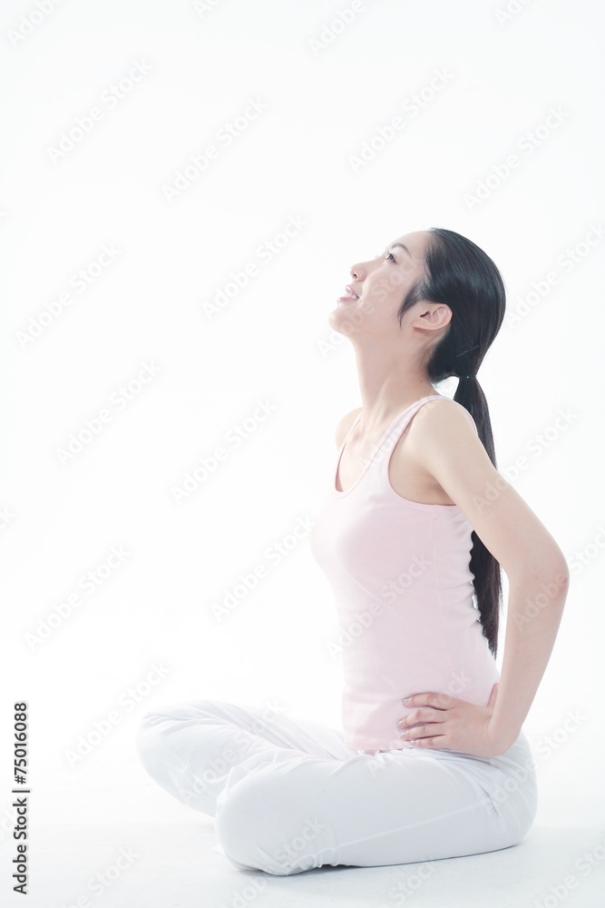 요가 하는 젊은 여성과 여자 아이 요가 하는 젊은 여성과 여자 아이