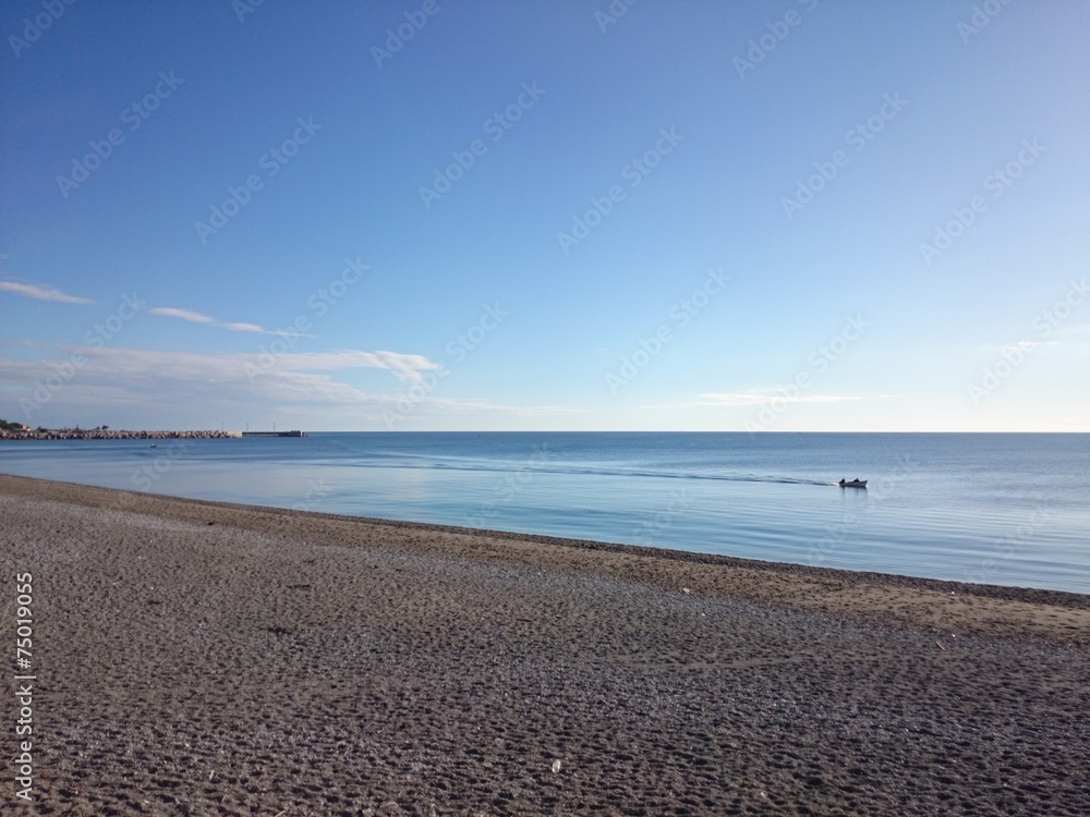 Obraz premium Una barca in mezzo al mare