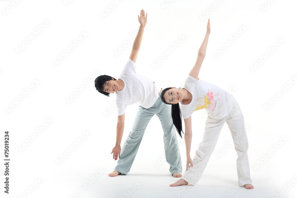 스튜디오에서 운동하는 젊은 남성과 여성 스튜디오에서 운동하는 젊은 남성과 여성