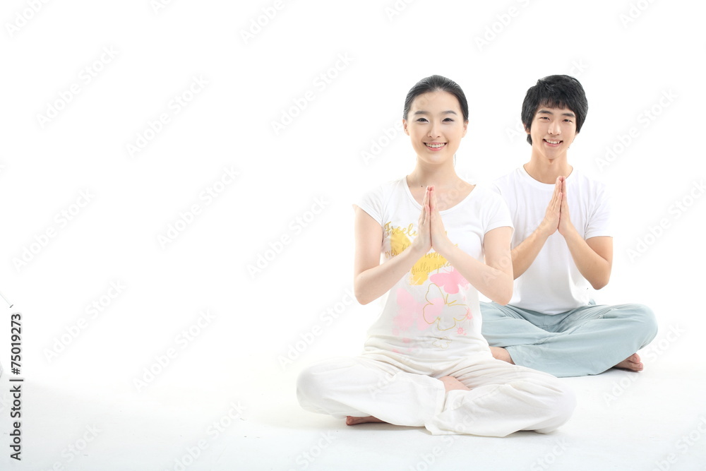 스튜디오에서 운동하는 젊은 남성과 여성 스튜디오에서 운동하는 젊은 남성과 여성