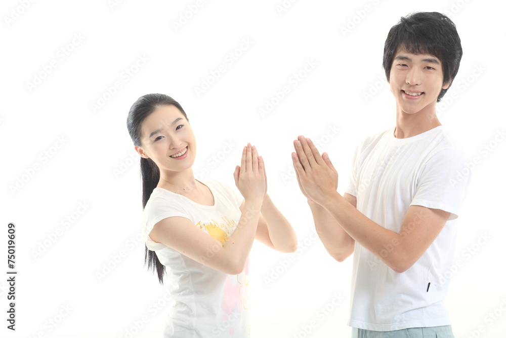 스튜디오에서 운동하는 젊은 남성과 여성 스튜디오에서 운동하는 젊은 남성과 여성