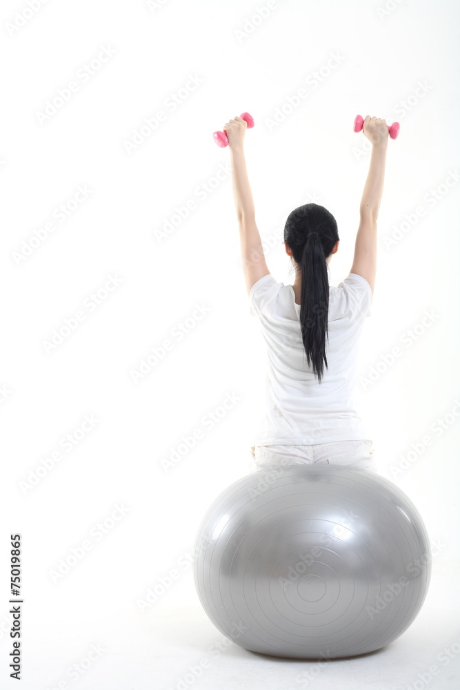 스튜디오에서 운동하는 젊은 여성