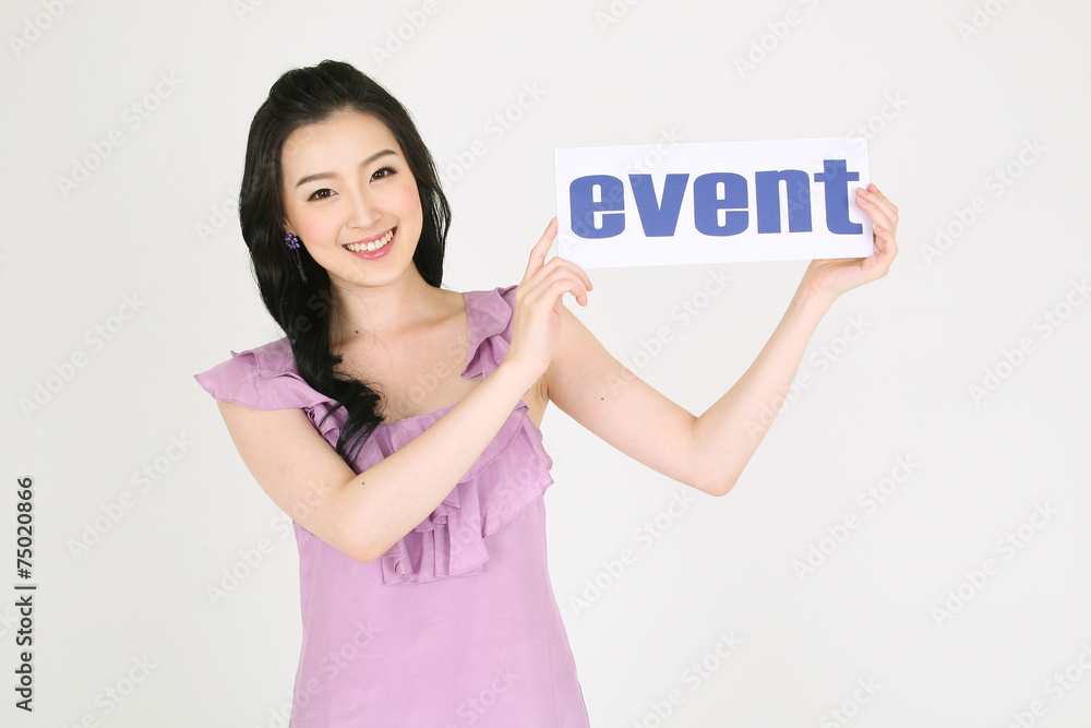 스튜디오에서 쇼핑백을 든 여성 스튜디오에서 쇼핑백을 든 여성