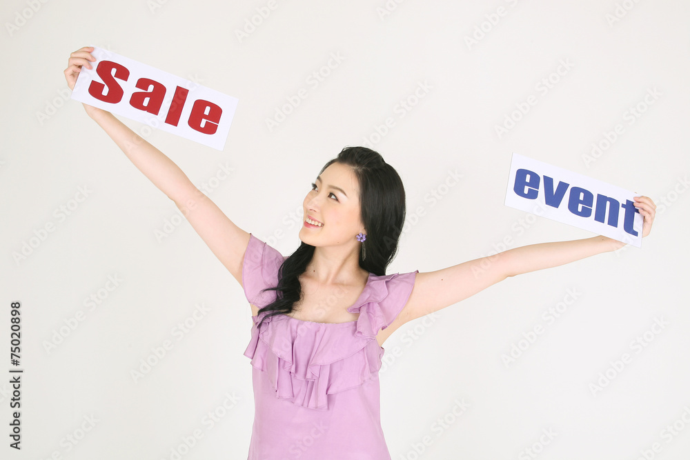 스튜디오에서 쇼핑백을 든 여성 스튜디오에서 쇼핑백을 든 여성
