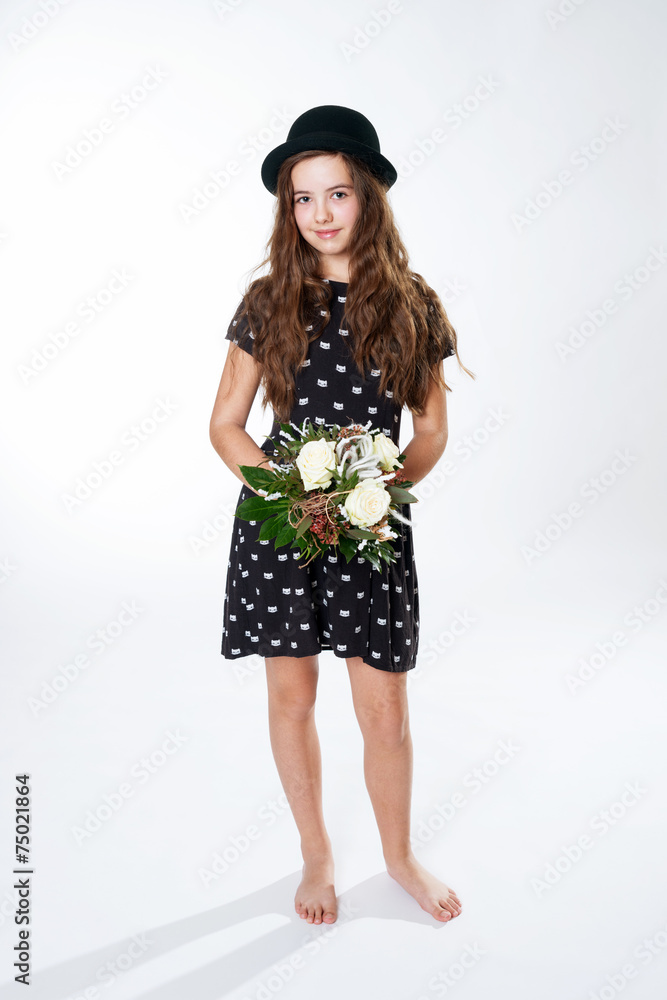 Lächelndes Mädchen mit Blumenstrauß Lächelndes Mädchen mit Blumenstrauß
