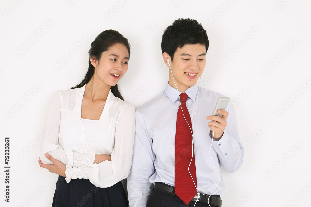 스튜디오 안 금연 컨셉 비즈니스 맨