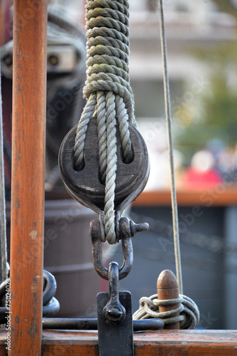 Tauwerk mit Holzrolle und Schäkel photo