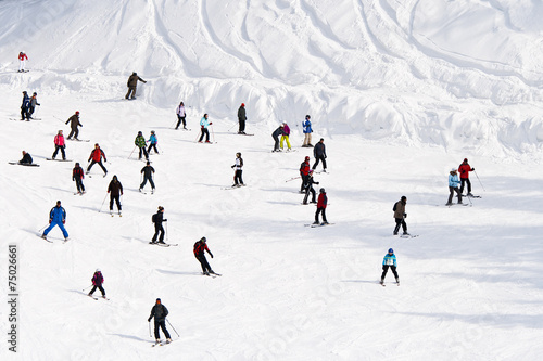 Mass downhill skiing