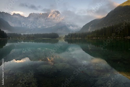 mglisty poranek nad alpejskim jeziorem