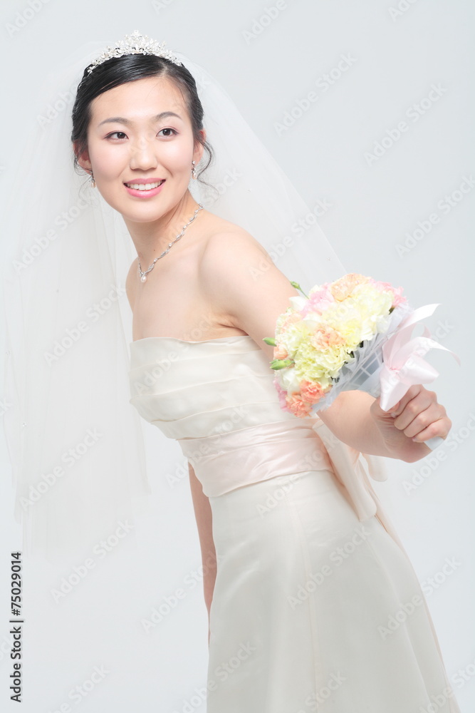 웨딩드레스를 입은 여성 웨딩드레스를 입은 여성