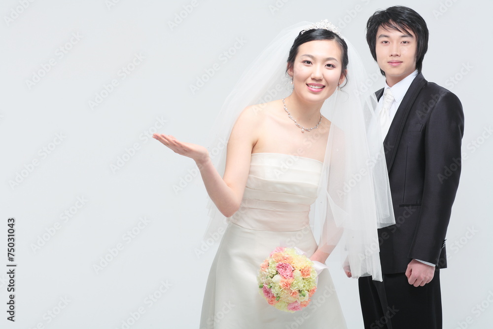 웨딩드레스와 턱시도를 입은 커플 웨딩드레스와 턱시도를 입은 커플