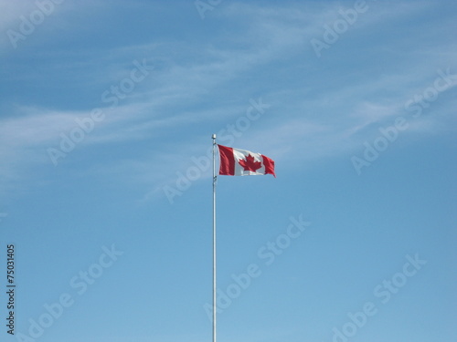 Bandeira do Canadá no céu azul