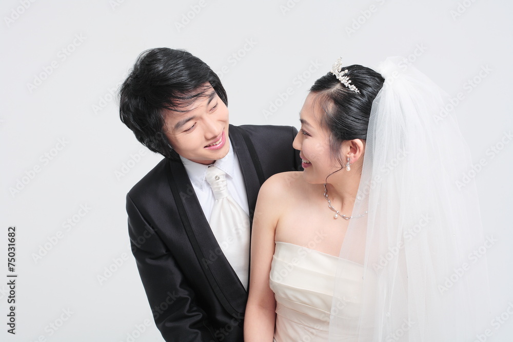 웨딩드레스와 턱시도를 입은 커플 웨딩드레스와 턱시도를 입은 커플
