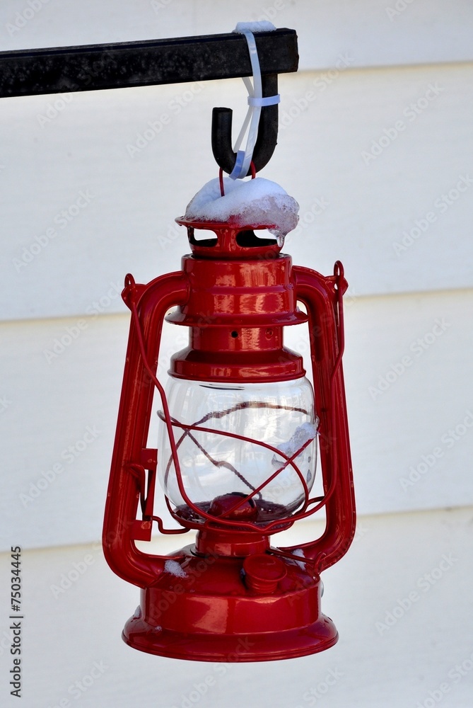 Naklejka premium Red lantern with snow
